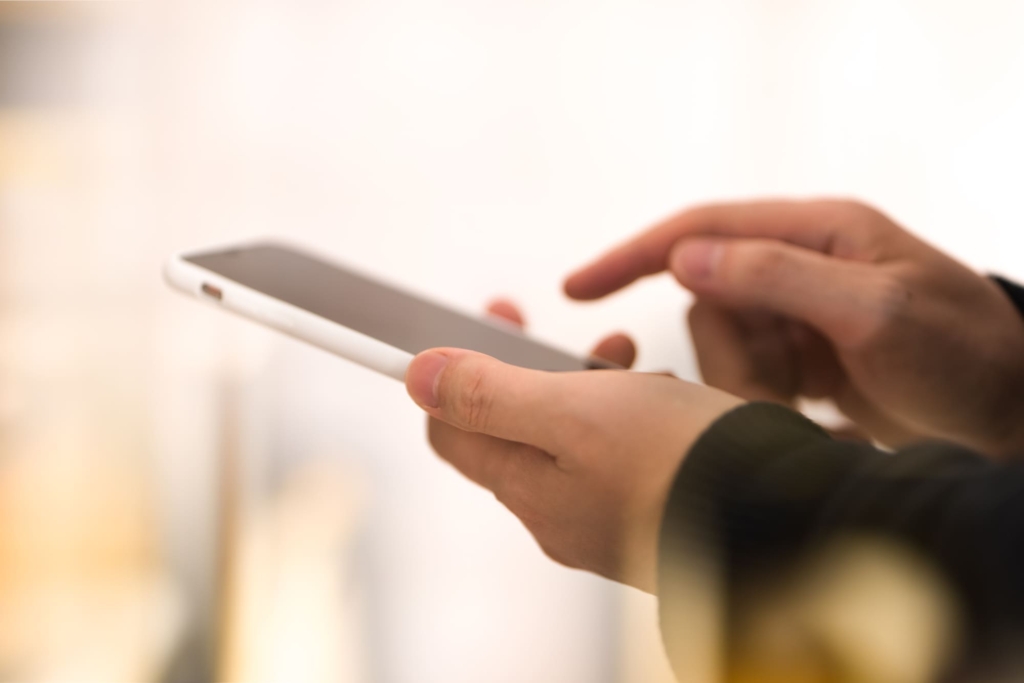 元カノと連絡をとる男