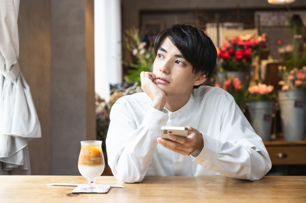 自分 から 振っ た の に 後悔 男