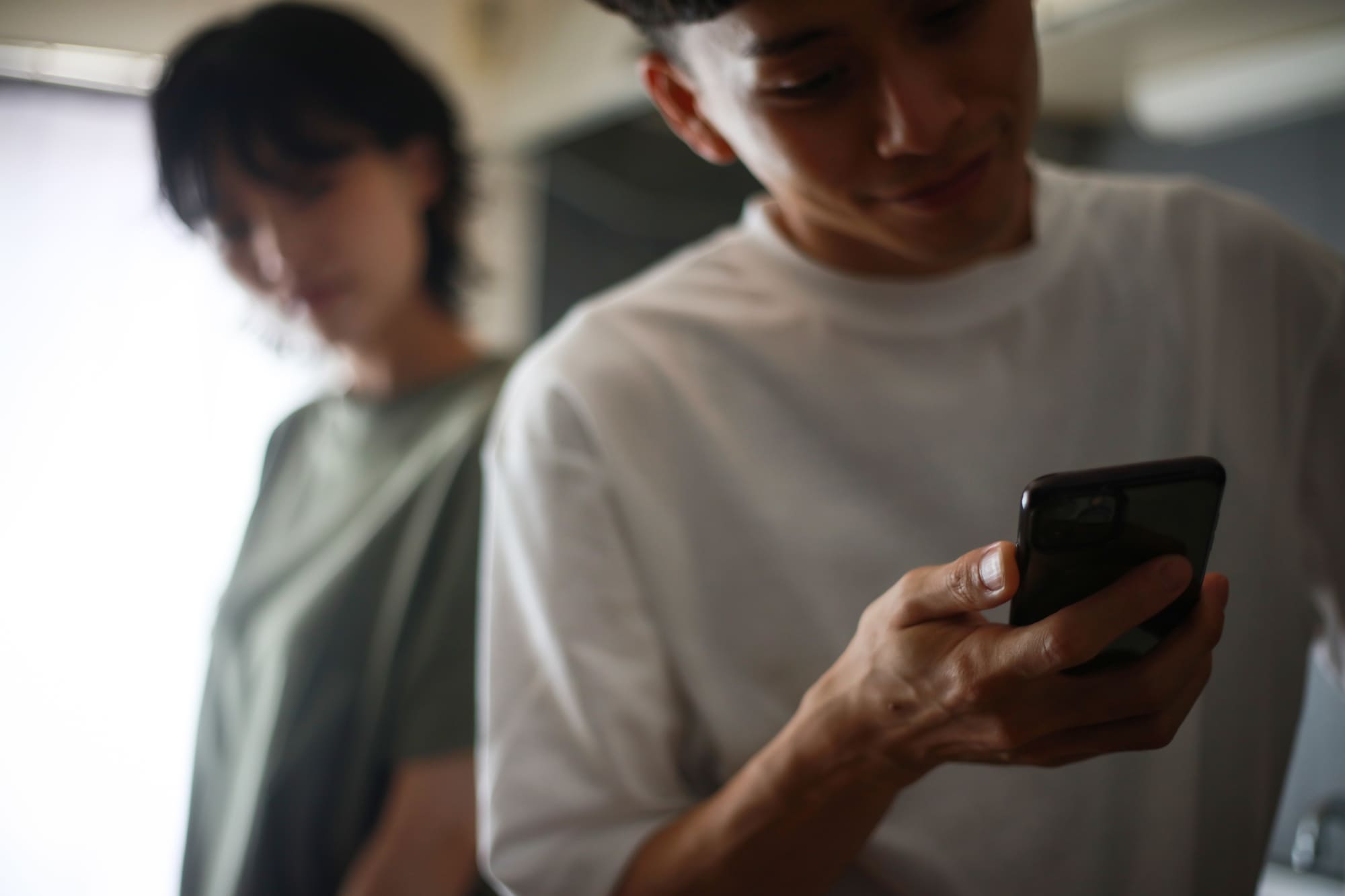 元カノと連絡をとる男